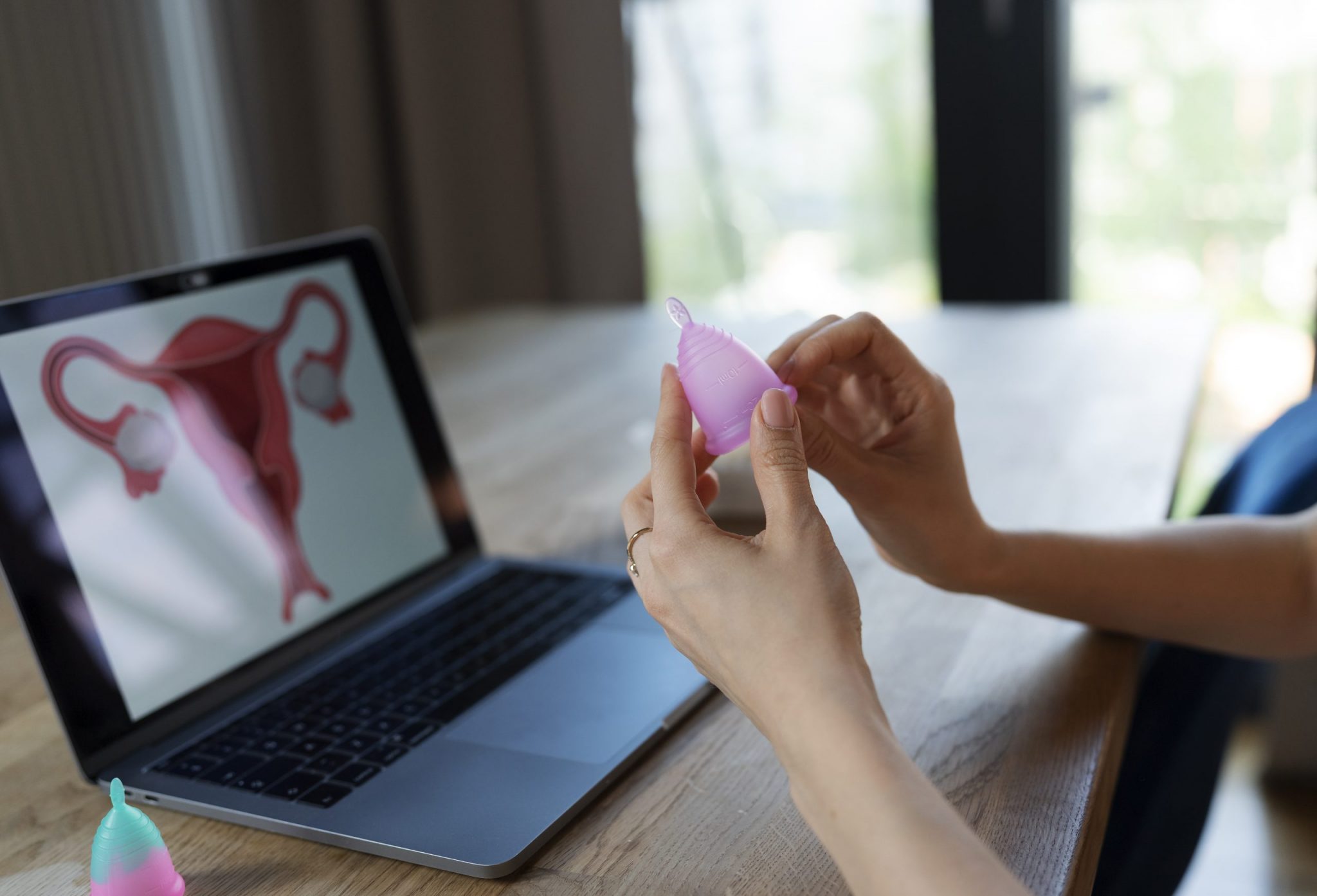maos-de-vista-lateral-segurando-o-copo-menstrual